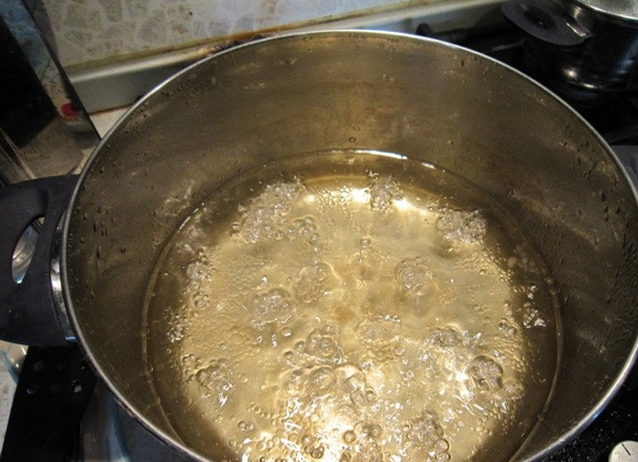 1. Этап. Маринованные огурцы без стерилизации: Слить воду из банок в кастрюлю и добавить сахар и соль. Снять с огня и добавить уксус.