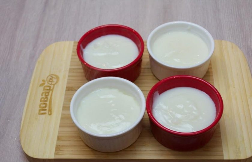 1. Этап. Пудинг классический: 6. Формочки ополосните холодной водой. Разлейте пудинг по формочкам.