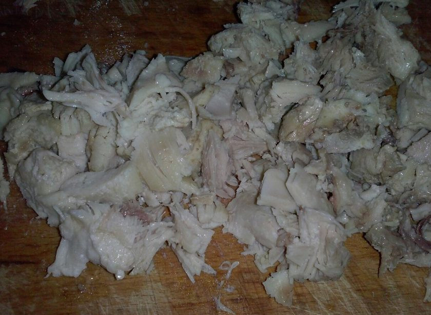 1. Этап. Салат с курицей, омлетом и корейской морковью: 4. Пока остывают грибы и омлет, я нарезаю мелко курочку. Можно брать любую часть птицы по вашему вкусу.