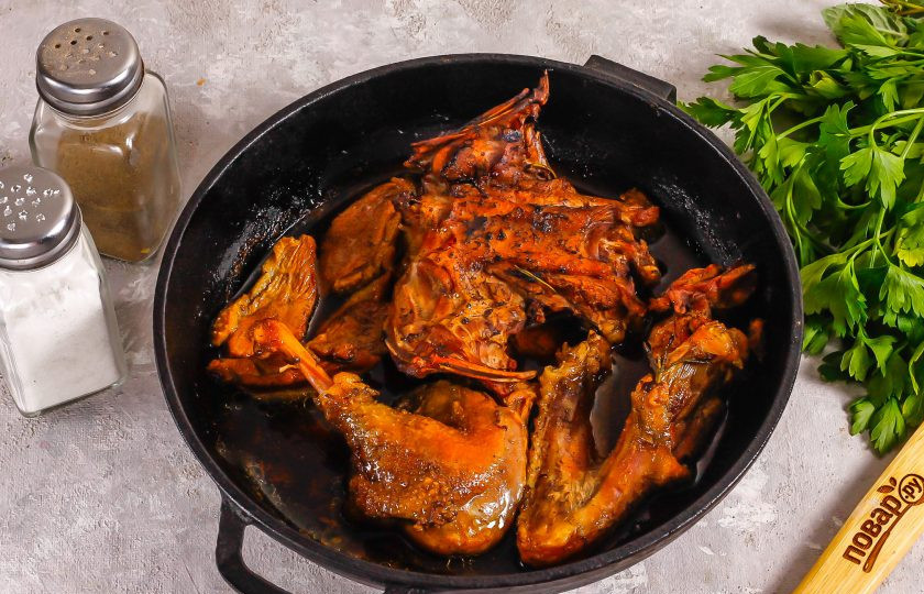 1. Этап. Рийет из утки: Запеките примерно 1,5 часа, затем снимите фольгу и запеките еще 1-1,5 часа, переворачивая мясо время от времени на другую сторону. Воду обязательно добавляйте, чтобы мясо не получилось суховатым. Как только мясо начнет легко отходить от костей — утка готова!