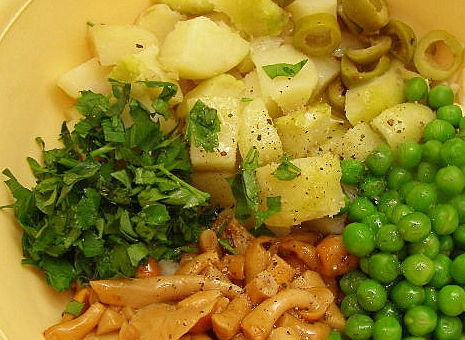 1. Этап. Салат с опятами: Сложить все ингредиенты в салатник, посолить, поперчить.