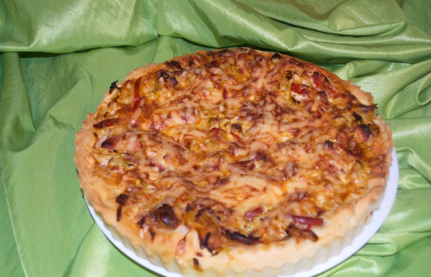 1. Этап. Пирог с капустой и овощами: Пирог готов к подаче. Приятного аппетита!