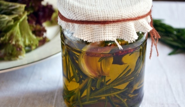 1. Этап. Масло с перцем чили: Оставьте масло в прохладном месте под крышкой на 7-10 дней. Приятной дегустации!