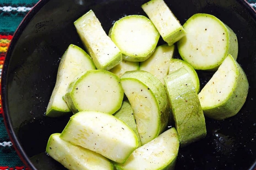 1. Этап. Скумбрия с овощами в духовке: 5. Нарезаем кабачок, смешиваем его также со специями.