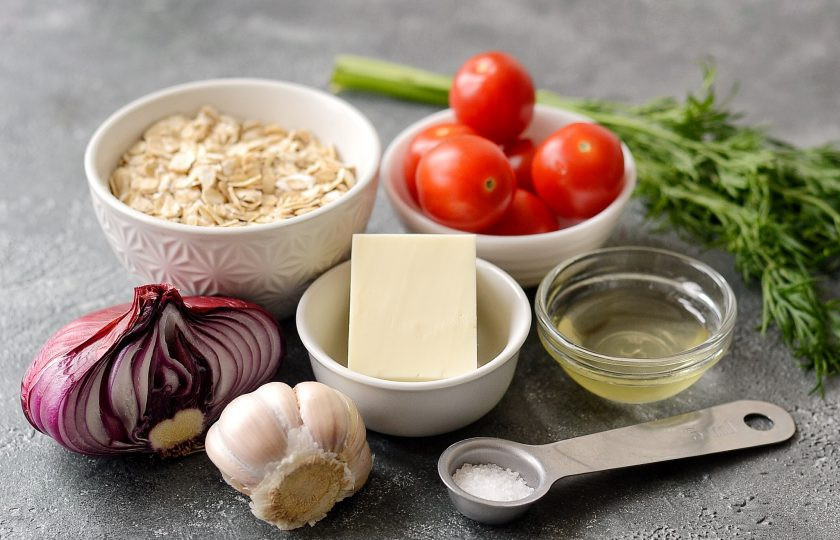 1. Этап. Овсяная каша с помидорами и сыром: Подготовьте все ингредиенты.