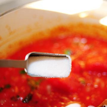 1. Этап. Спагетти с фрикадельками: Добавить соль, перец и немного сахара.