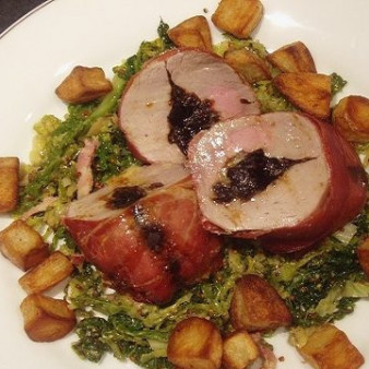 Свинина, фаршированная черносливом