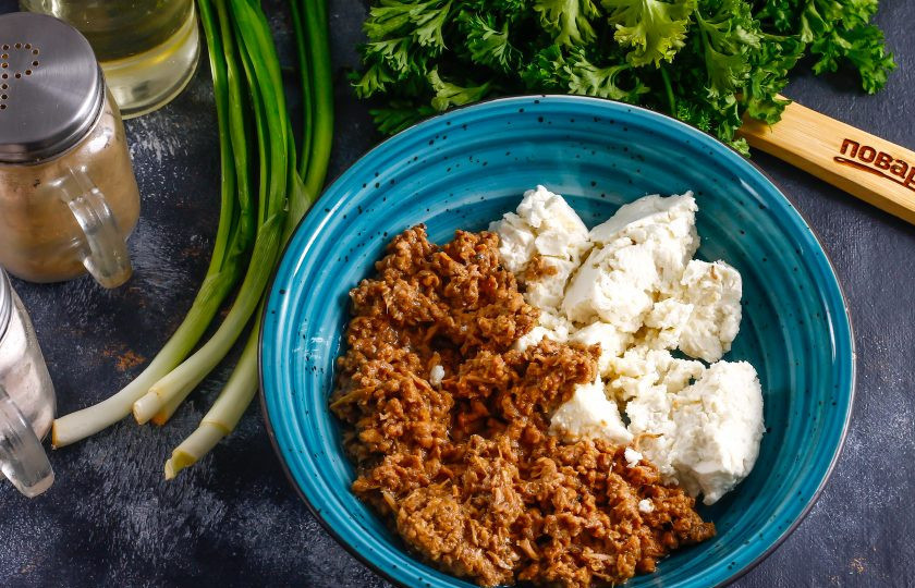 1. Этап. Риет из консервированного тунца: Стружку тунца выложите в глубокую емкость, слегка отцеживая ее от масла. Туда же выложите и влажный сыр.