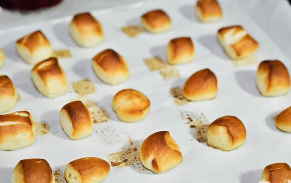 1. Этап. Крендели с корицей: 7. Выложить крендели на противень и выпекать в течение 8-10 минут или 6-8 минут для мини-шариков. Дать полностью остыть.