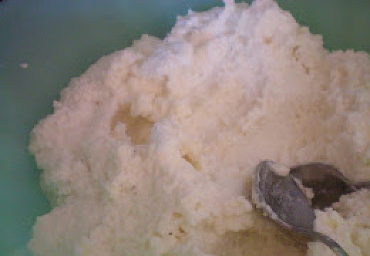 1. Этап. Равиоли с творогом: Для начинки смешайте указанные ингредиенты, можно при необходимости добавить ложечку воды.