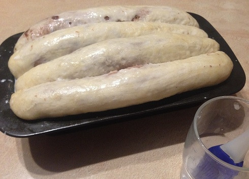 1. Этап. Леопардовый бриошь: 14. Оставим тесто в форме для подъема. Можно поставить в холодильник — тогда тесто будет подниматься долго, часов 8-12, или оставить на часа полтора при комнатной температуре. Тесто выросло, смазываем его молоком.