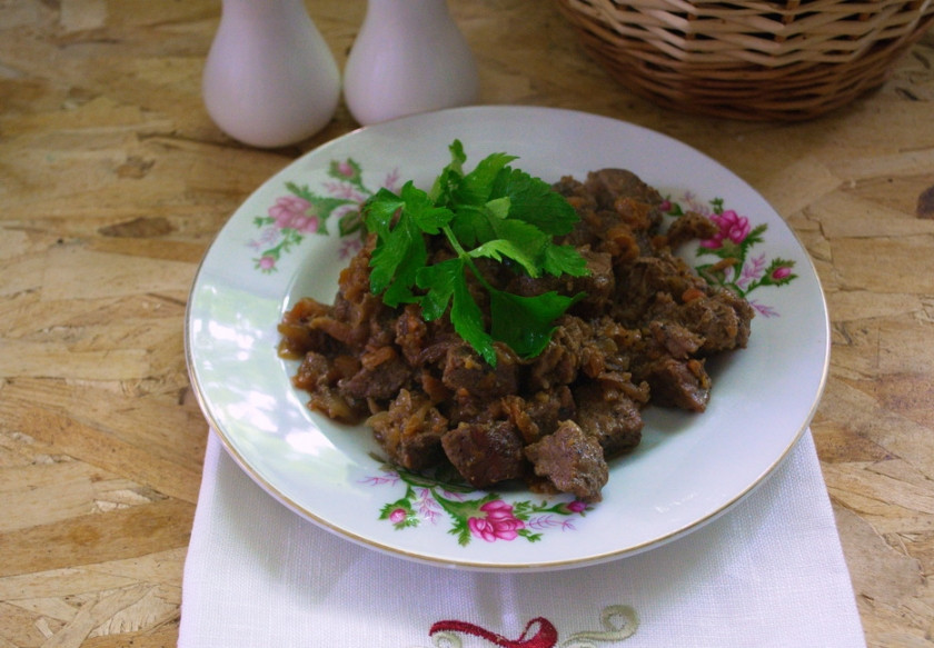 1. Этап. Мясо с овощами в горшочках: Подавайте с зеленью и овощами. Приятного аппетита.