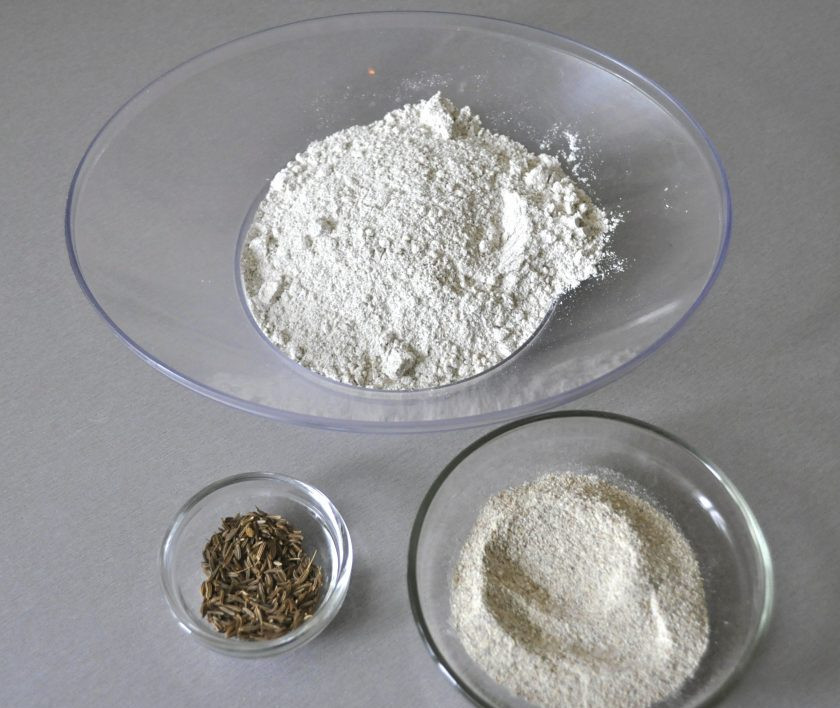 1. Этап. Рижский хлеб по ГОСТу: Сначала займитесь подготовкой ржаной осахаренной заварки. Для этого потребуется 175 грамм ржаной муки, 1 чайная ложка тмина, 35 грамм ржаного неферментированного солода.