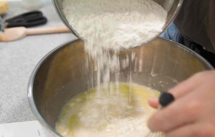 1. Этап. Итальянская фокачча с розмарином: 3. Смешайте 2 стакана муки с солью (1 ложка) и введите к жидким ингредиентам.