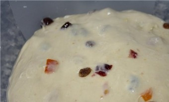 1. Этап. Кулич на закваске: Перекладываем тесто в миску, добавляем сухофрукты, перемешиваем и оставляем на 2-3 часа.