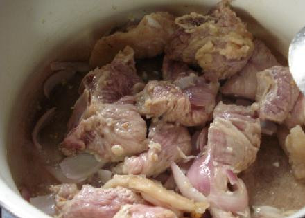 1. Этап. Биф Почеро (Beef Pochero): Нарезаем чеснок, лук и добавляем в мясо. Приправить солью и перцем.