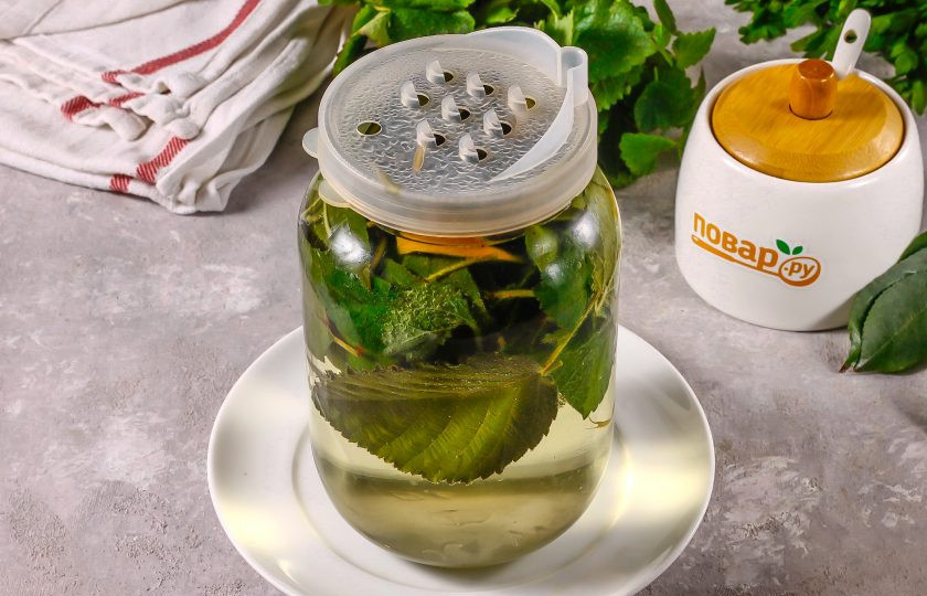 1. Этап. Компот из листьев вишни на зиму: Затем смените крышку на сливную, перелейте воду в кастрюлю и снова вскипятите.