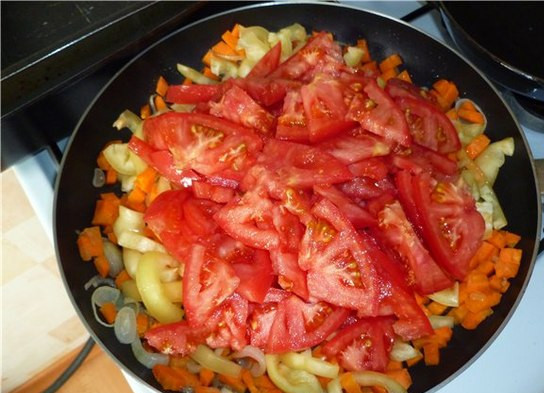 1. Этап. Рагу по-мексикански с курицей: Помидоры добавьте, жарьте еще 5 минут.