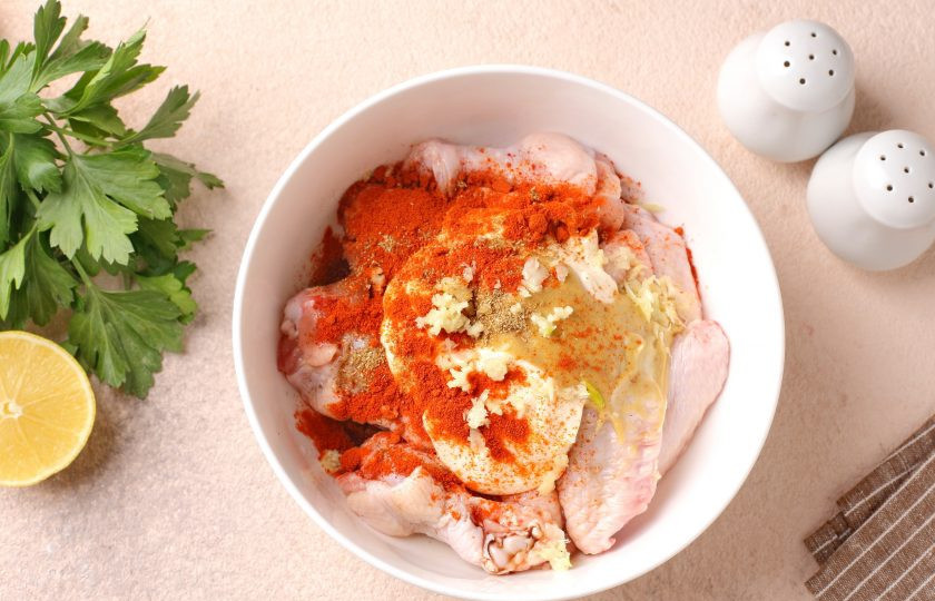 1. Этап. Крылышки с яблоками в духовке: Переложите крылышки в глубокую миску, добавьте майонез, горчицу, соевый соус, давленый чеснок, сок лимона, соль и специи.