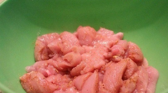 1. Этап. Куриная грудка с шампиньонами в сливках: 2. Полученное филе нарезаю небольшими кусочками, перекладываю в миску и по вкусу солю, перчу.