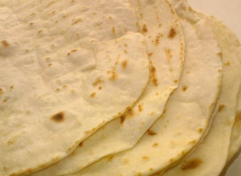 1. Этап. Лепешка для бурито: Выпекайте лепёшки по 30 секунд с каждой стороны без масла.