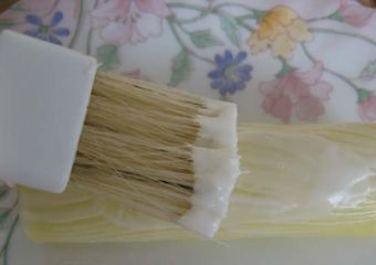 1. Этап. Сырные трубочки с острой начинкой: 4. С помощью кисточки обмазываю майонезом каждую трубочку.