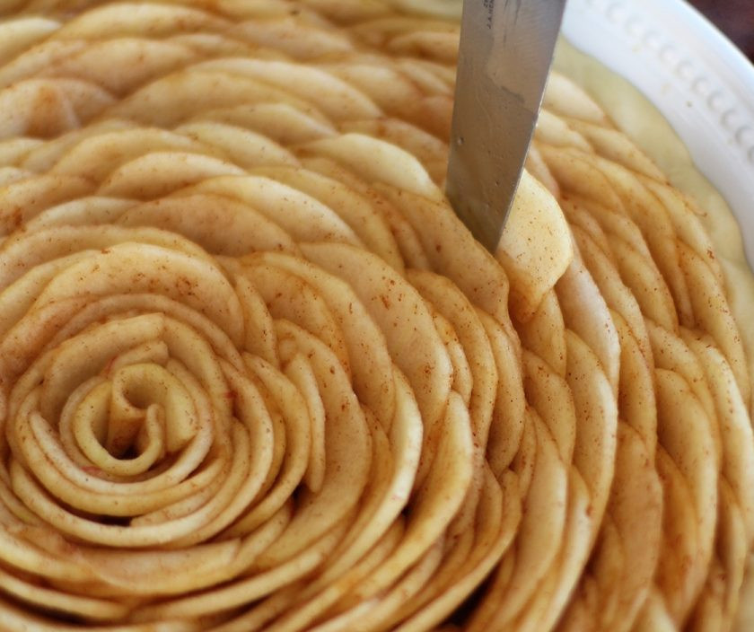 1. Этап. Самый яблочный пирог: 5. С помощью ножа вставьте ломтики яблок во все зазоры.