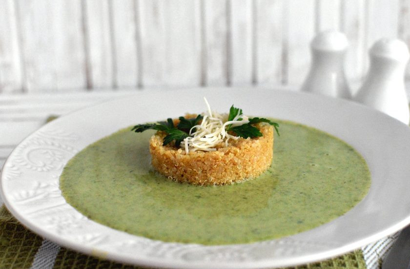 1. Этап. Суп из цукини со шпинатом и киноа: Выложите в тарелку киноа с помощью кулинарного кольца и налейте вокруг суп. Присыпьте немного тертым сыром и украсьте зеленью. Подавайте тотчас же.