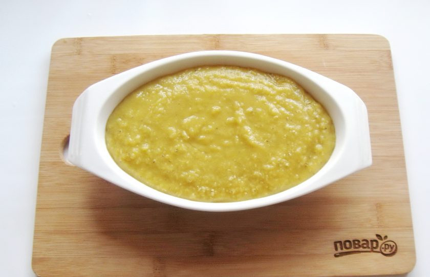 1. Этап. Запеканка из чечевицы: Форму для запекания смажьте рафинированным подсолнечным маслом и выложите чечевицу.