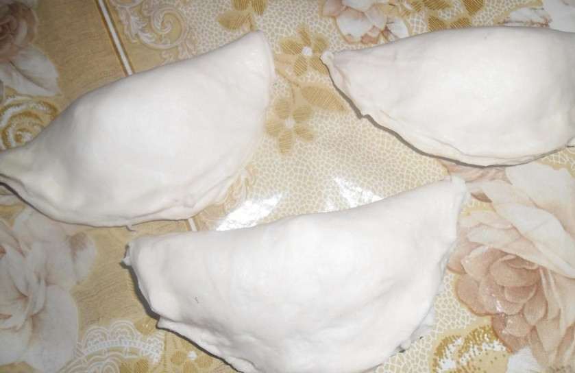 1. Этап. Пирожки с курицей: Лепим пирожки, защемив края с одной стороны.