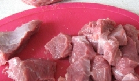 1. Этап. Говядина, тушенная в кисло-сладком соусе: Первым делом подготовьте мясо. Для этого рецепта идеально подойдет мякоть говядины или телятины. Если мясо было заморожено, дайте ему оттаять при комнатной температуре. Затем зачистите его от пленок и жилок. Нарежьте на кубики.