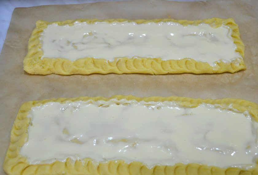 1. Этап. Пирог с грушами и сливами: Сделайте небольшие бортики из теста, выложите творожно-сырную начинку. Можно придать бортикам рельефную форму с помощью обратного конца чайной ложки.