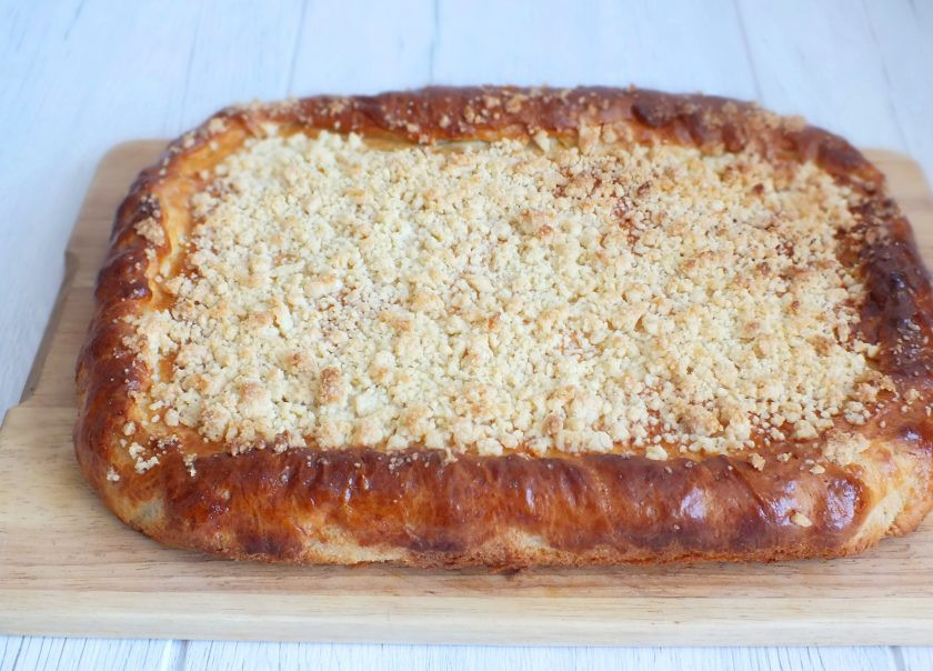 1. Этап. Татарский пирог с творогом: Готовый пирог достаньте из духовки, переложите из формы на доску и охладите.