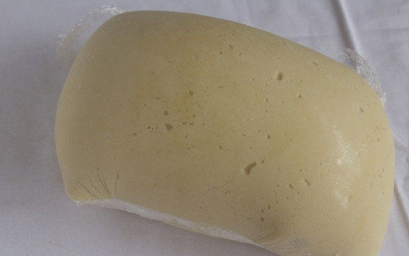 1. Этап. Пицца своими руками: Оставьте тесто подойти на 1,5-2 часа. Я еще оставила его на ночь в холодильнике. А за час до выпечки достала, чтобы оно приобрело комнатную температуру.