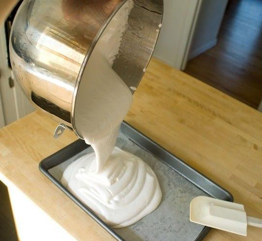 1. Этап. Пастила: Затем необходимо взять застеленный бумагой для выпекания и смазанный маслом противень и равномерно вылить на него массу. Распределить по всей поверхности. Массу, ничем не накрывая и не убирая в холодильник, нужно оставить настояться минимум на 3-4 часа.