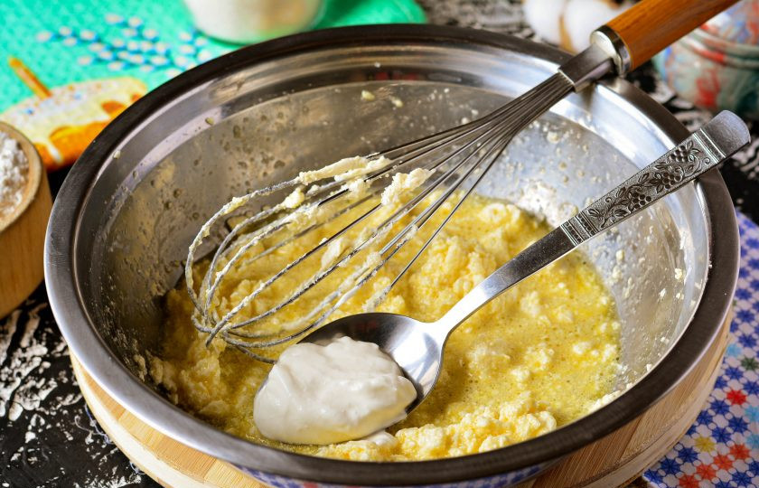 1. Этап. Кулич который не крошится: Добавьте сметану и перемешайте.