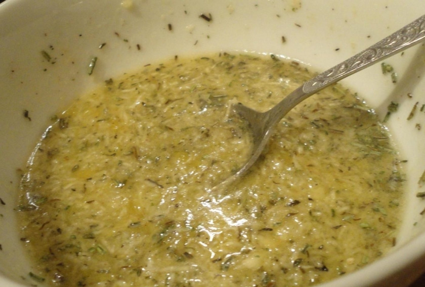 1. Этап. Рождественский гусь с яблоками: 6. Тщательно перемешиваю маринад для гуся.