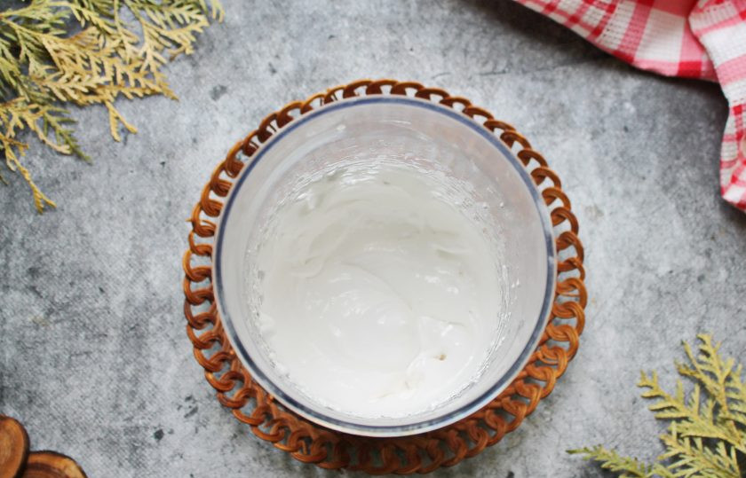 1. Этап. Торт с песочными коржами и безе: Белки перелейте в чистую, обезжиренную миску, добавьте щепотку соли и взбейте на средней скорости до пены. Продолжая взбивать, добавляйте сахар и взбивайте все до плотных пиков.