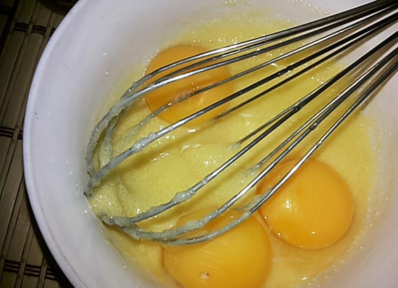 1. Этап. Блины с дырочками на молоке: 1. В миску или в чашу миксера вбейте куриные яйца, посолите и добавьте сахарный песок.