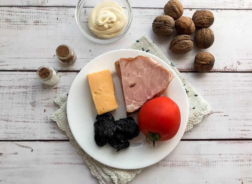 1. Этап. Салат с ветчиной и грецкими орехами: Для приготовления салата с ветчиной и грецкими орехами подготовьте все необходимые ингредиенты.