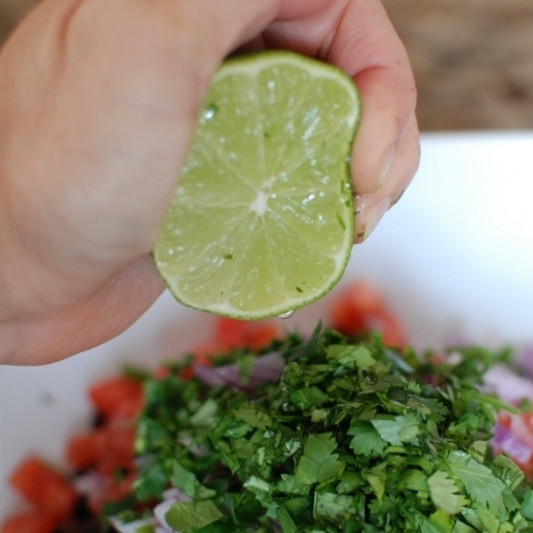 1. Этап. Салат с черной фасолью: Заправляем все это дело свежевыжатым соком лайма.