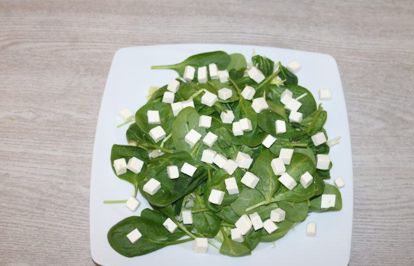 1. Этап. Зелёный салат со свеклой: Сыр нарежьте кубиками, выложите сверху.