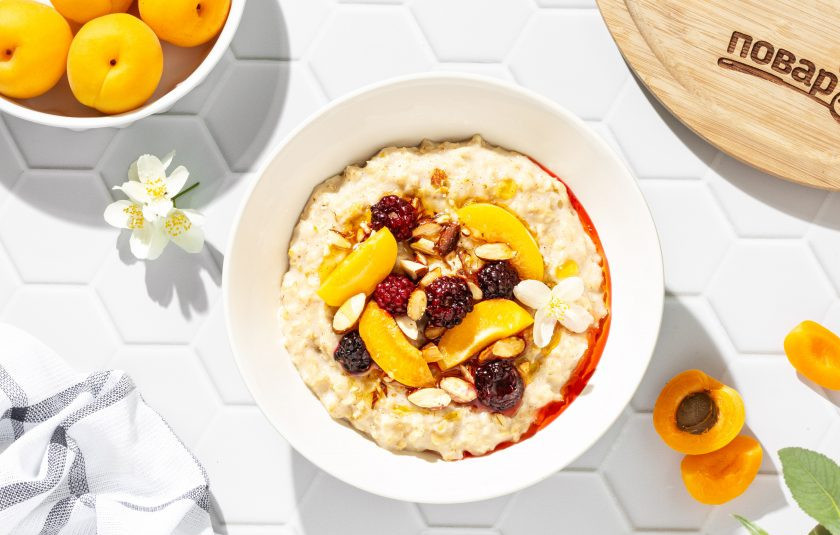 1. Этап. Постная овсяная каша: Перед подачей добавьте в кашу нарезанные ломтики абрикоса, ежевику и крупно порубленный миндаль. Полейте сиропом по вкусу. Постная овсяная каша готова, приятного вам аппетита!