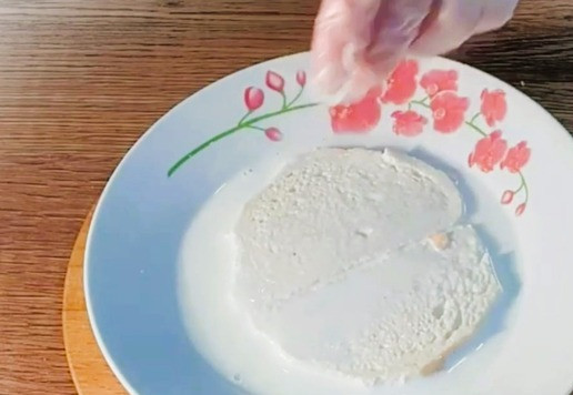 1. Этап. Сочные, нежные котлеты с добавлением картофеля: 2. Обрезаем у кусочков хлеба корочку и заливаем молоком. Оставляем в сторону, минут на 5. Затем кусочки отжимаем от жидкости. Оставшееся молоко убираем в холодильник.