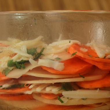 1. Этап. Картофельная запеканка с сырным соусом: 3. Выложить сверху вторую половину картофельных ломтиков и посыпать оставшейся половиной соли, перца и сыра. Влить сливочный соус и слегка придавить верхний слой картофеля, чтобы он полностью погрузился в соус. Запеканку можно сделать заранее за 6 часов, накрыть полиэтиленовой пленкой и поставить в холодильник. Перед выпеканием удалить полиэтилен.