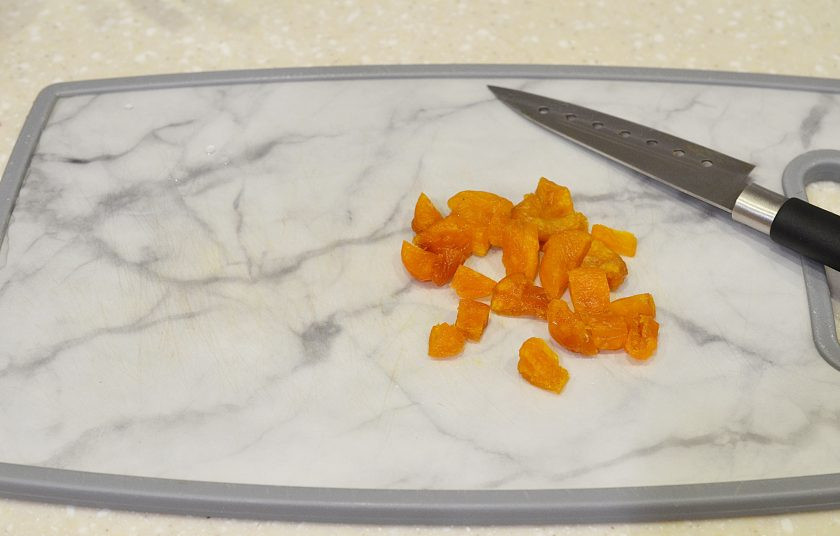 1. Этап. Салат из свеклы с курагой: Курагу промойте, ошпарьте и нарежьте на кусочки.