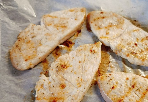 1. Этап. Салат с индейкой и томатной заправкой: Обжарить на сковороде гриль или на углях на решетке.