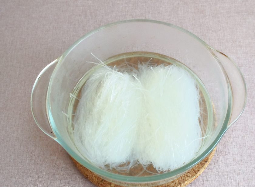 1. Этап. Фунчоза в мультиварке: В отдельной чаше залейте фунчозу крутым кипятком, чтобы ее полностью покрыло. Оставьте на 15 минут.