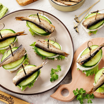 Канапе со шпротами и огурцом
