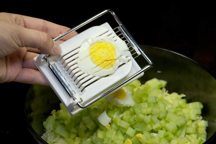 1. Этап. Салат с кукурузой и крабовыми палочками: Яйца отварите вкрутую. Измельчите их в салат.